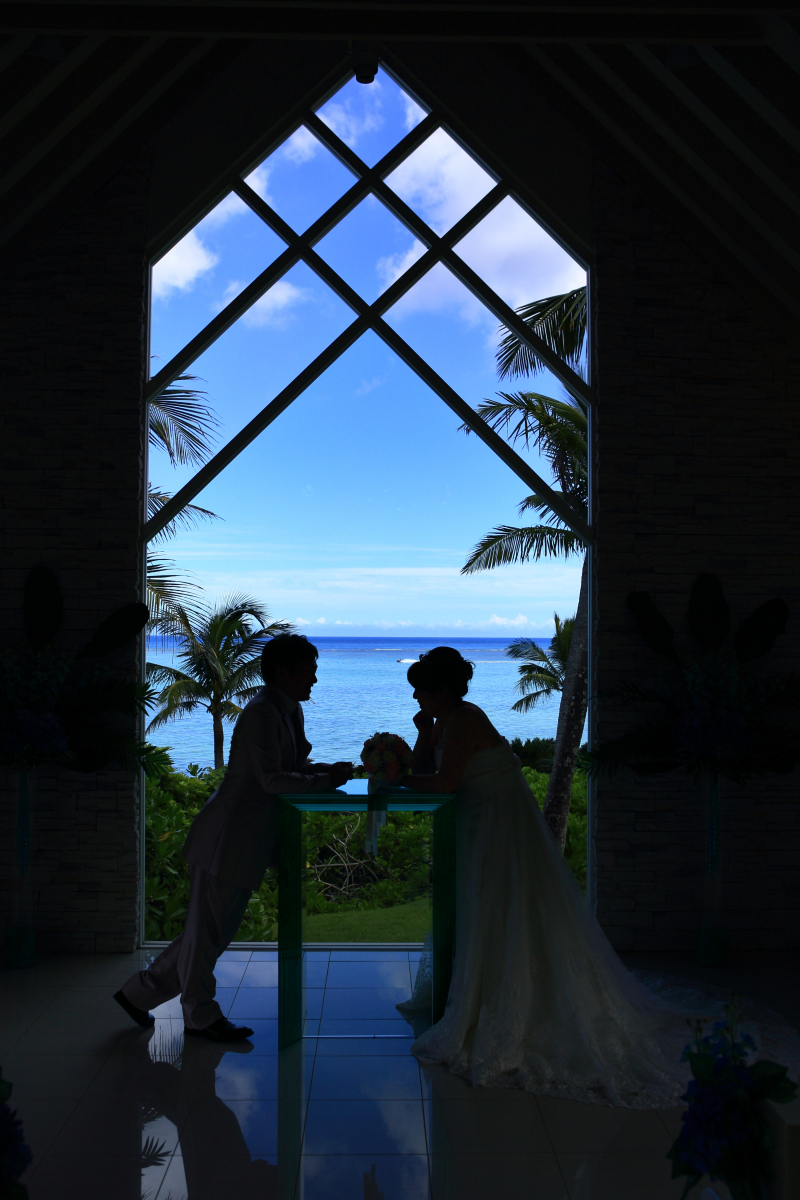 真っ青な海とシルエット