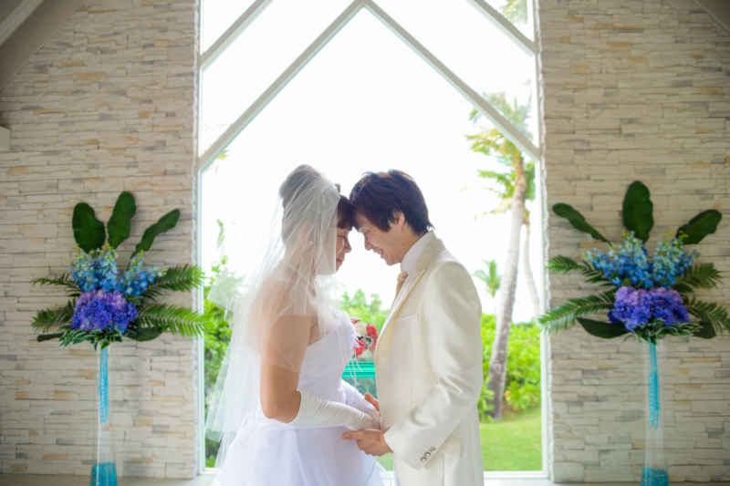 チャペルで厳粛なシーンを