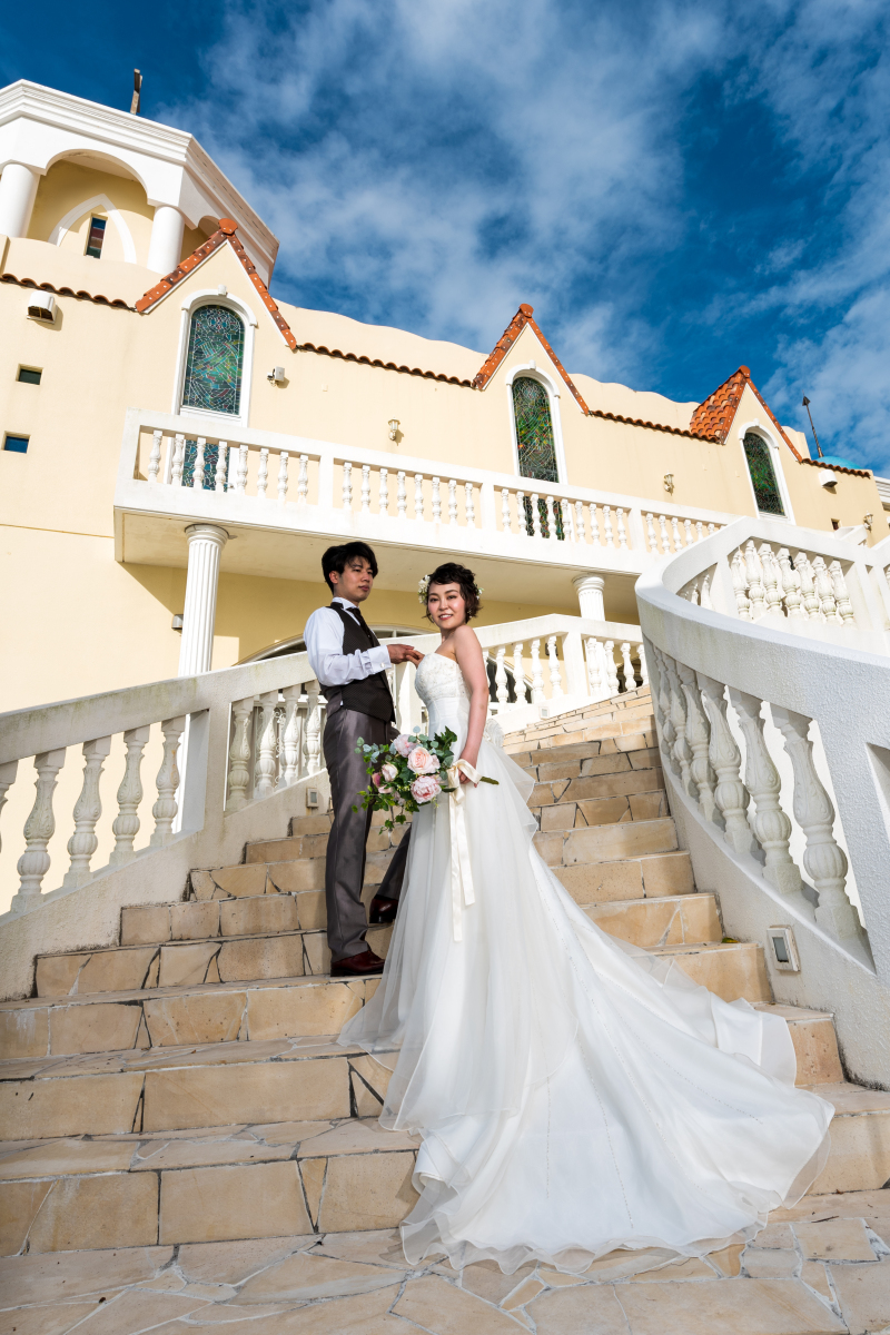 海と空を望むチャペルで