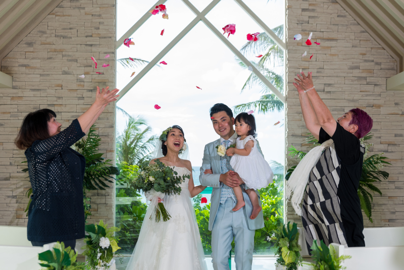 フラワーシャワーの祝福