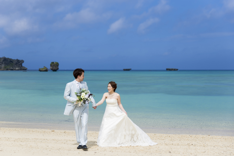 手に手をとって