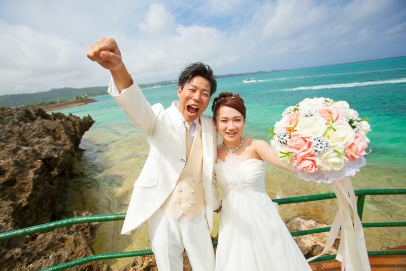 エメラルドグリーンの海バックに