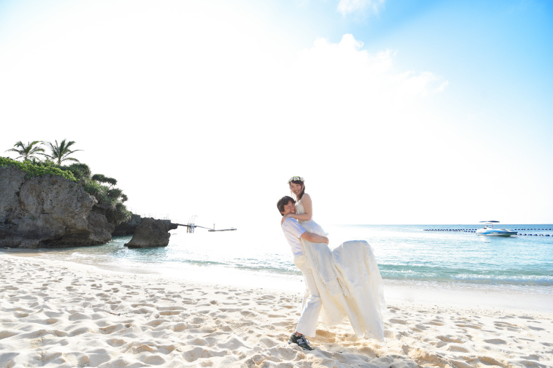 真っ白ビーチでタテだっこ!