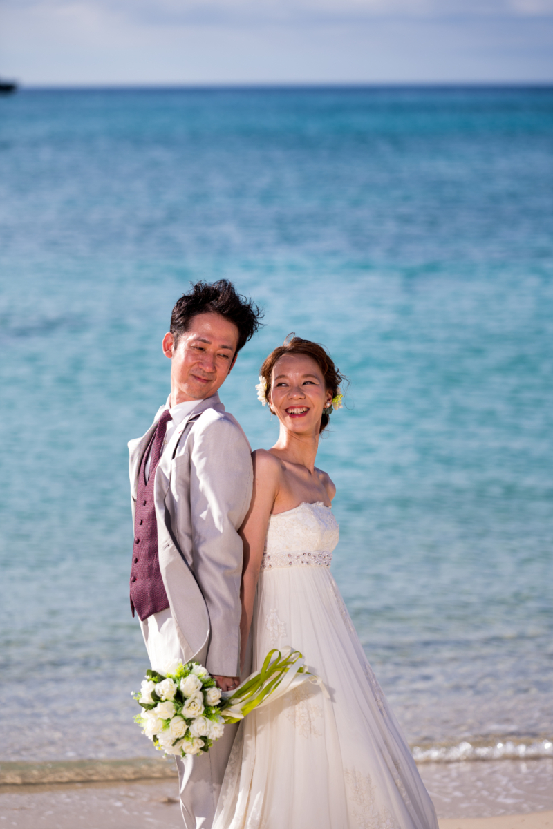 青い海に笑顔が映えます