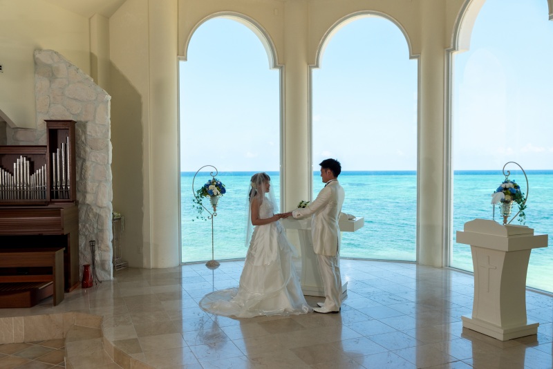 海をバックに誓い