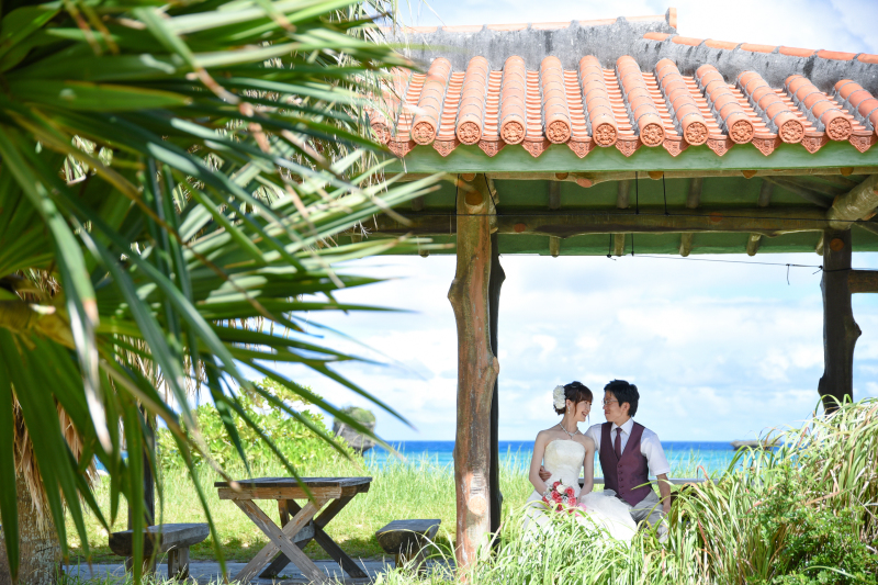 赤瓦の奥に真っ青な海