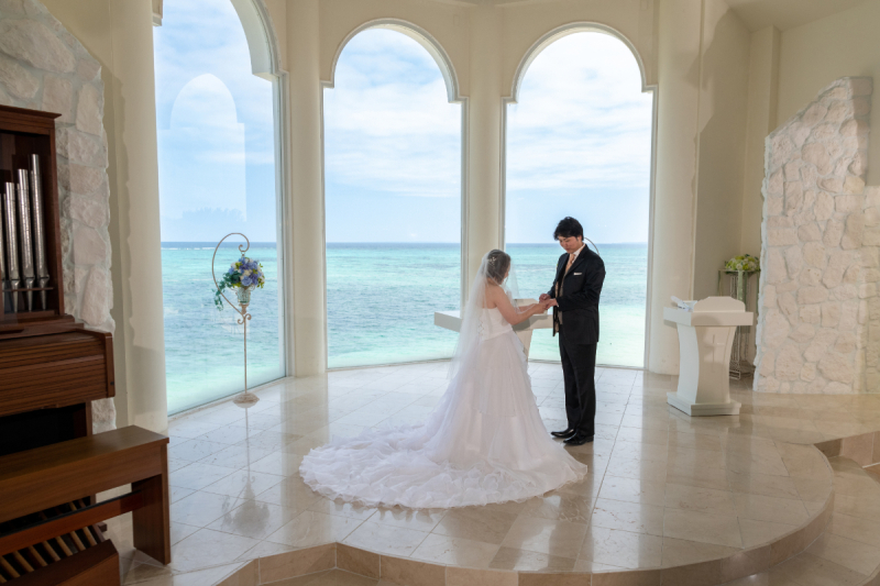 祭壇から美ら海が一望できるワンッ