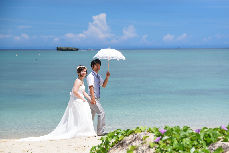 白いパラソルで