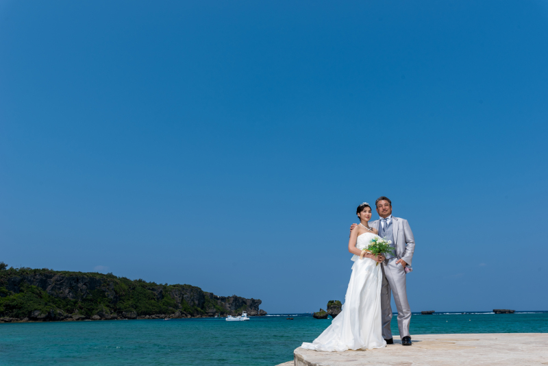 万座毛バックに