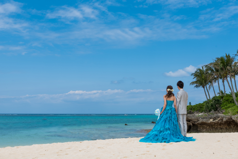 鮮やかなカラードレスにチェンジ