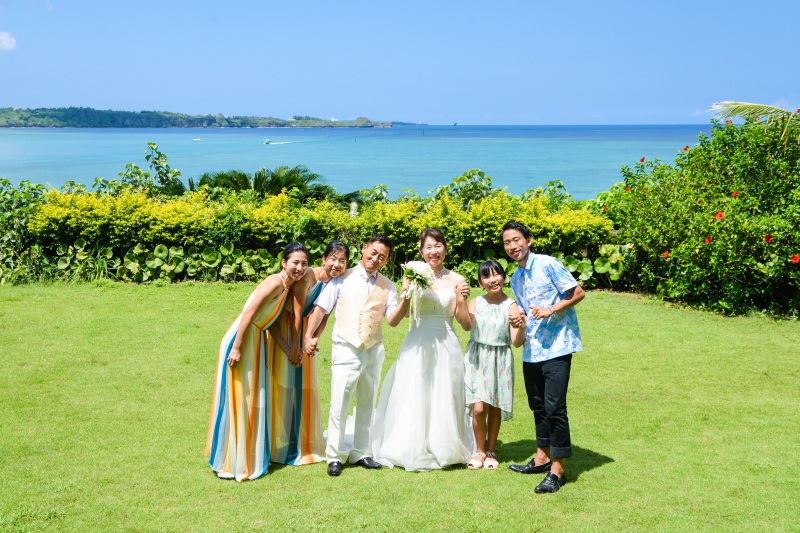 これからも家族一緒に！ムーンビーチで記念撮影