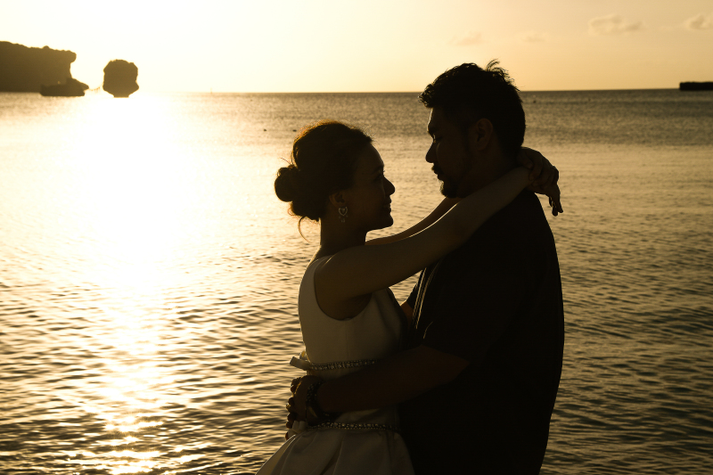 夕陽のもとでシルエット撮影