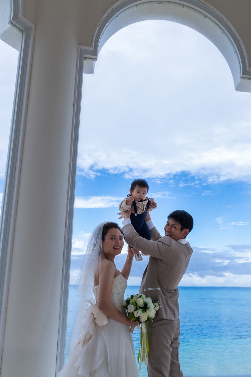 海と空バックに