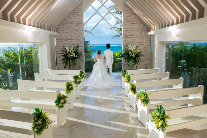 光が差し込むチャペル