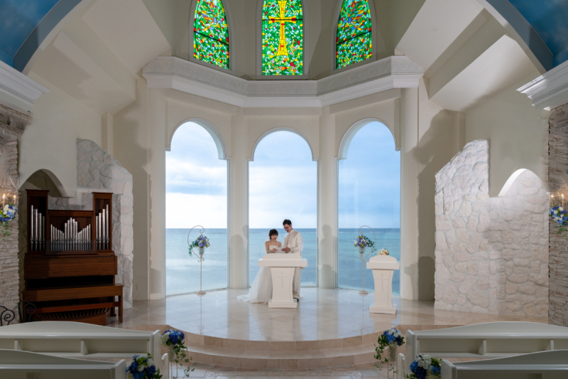 祭壇のむこうは美ら海だワンッ