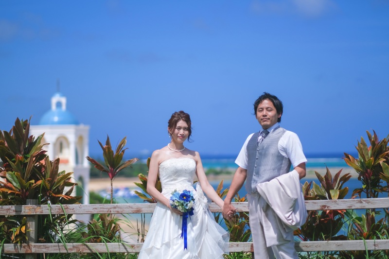 チャペルを背景に