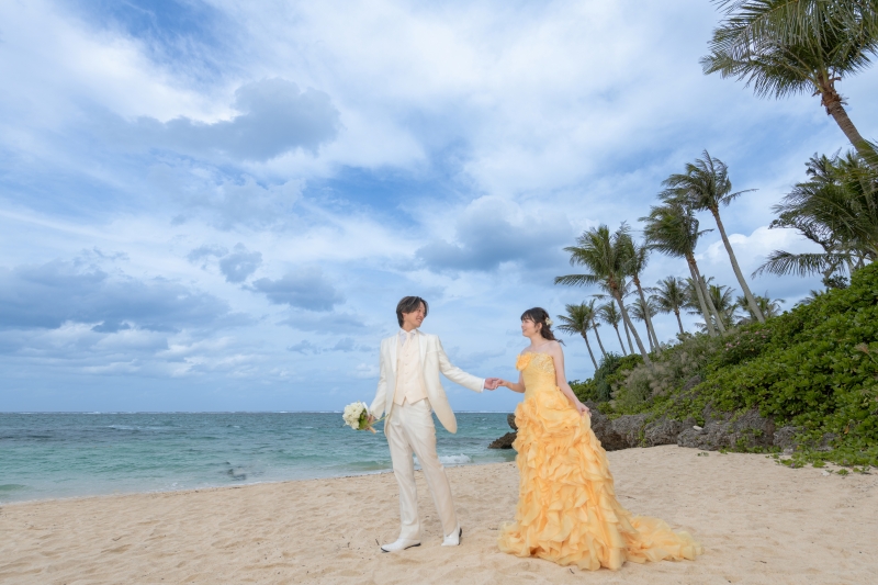 カラードレスでビーチフォト