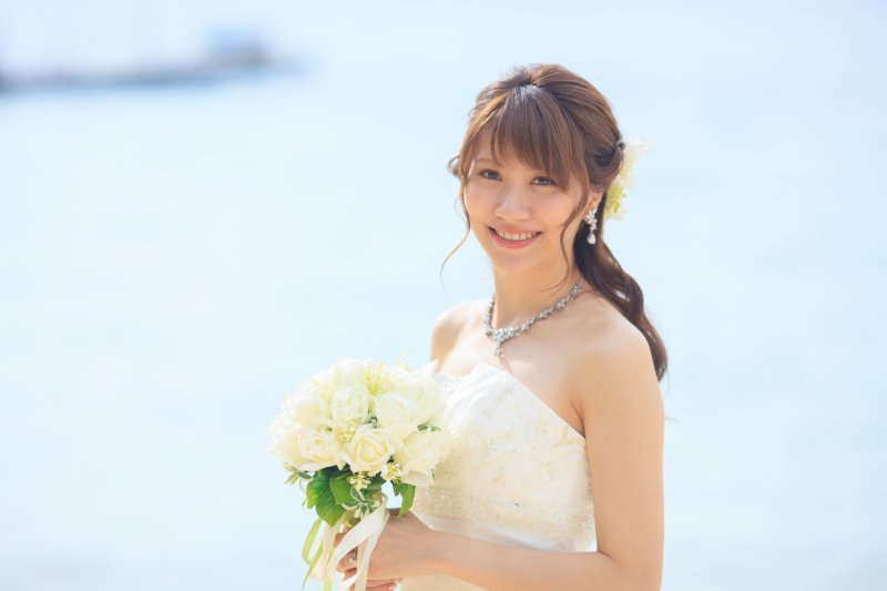 ビーチで天使のような微笑を