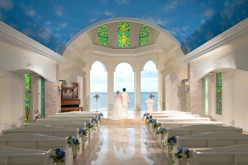 青い海と空を見渡すチャペル