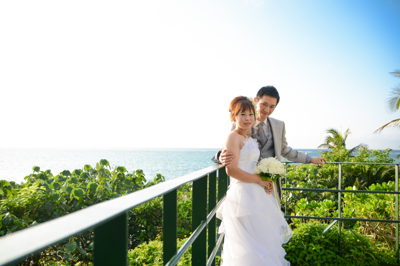 チャペルまわりで海をバックに