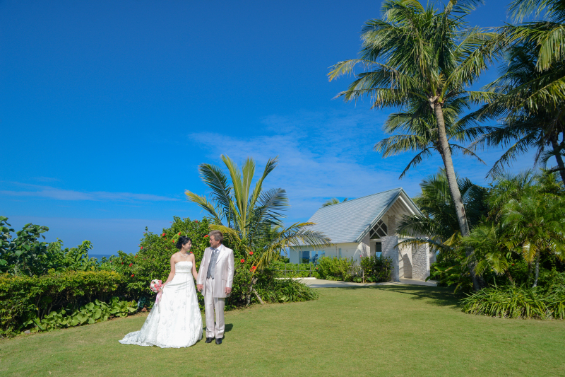 緑の自然に囲まれたチャペル