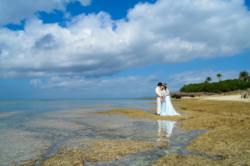 カラードレスで水面に映るおふたり