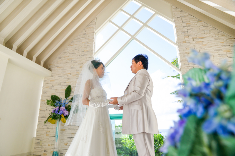 チャペルでの厳粛なセレモニーシーン