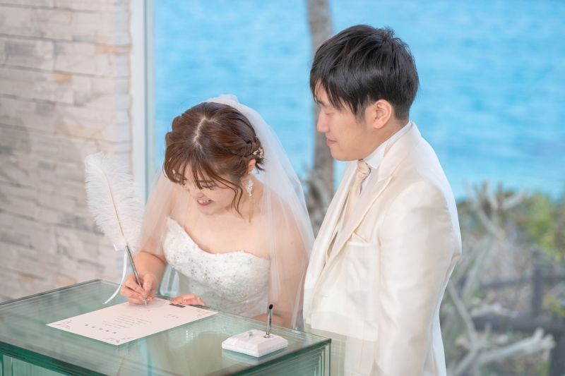 結婚証明書にサイン