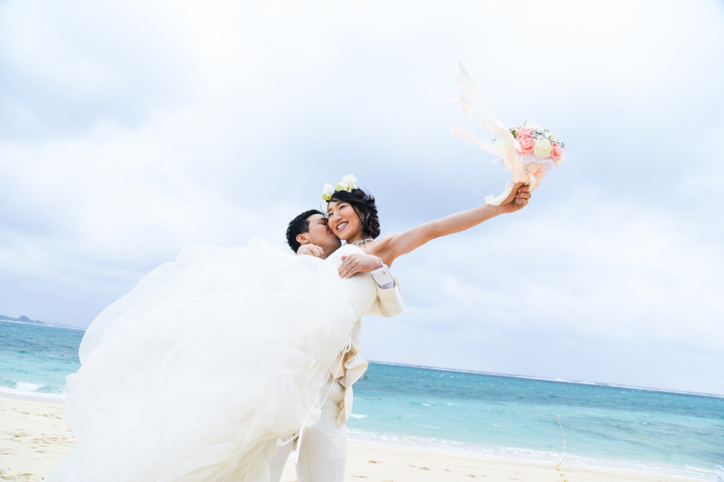 ビーチで幸せのお姫様だっこ