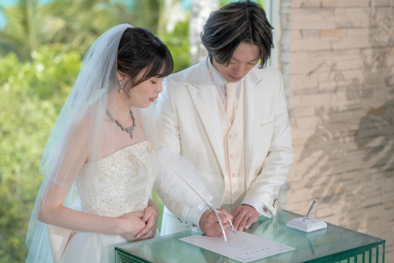 結婚証明書にサイン