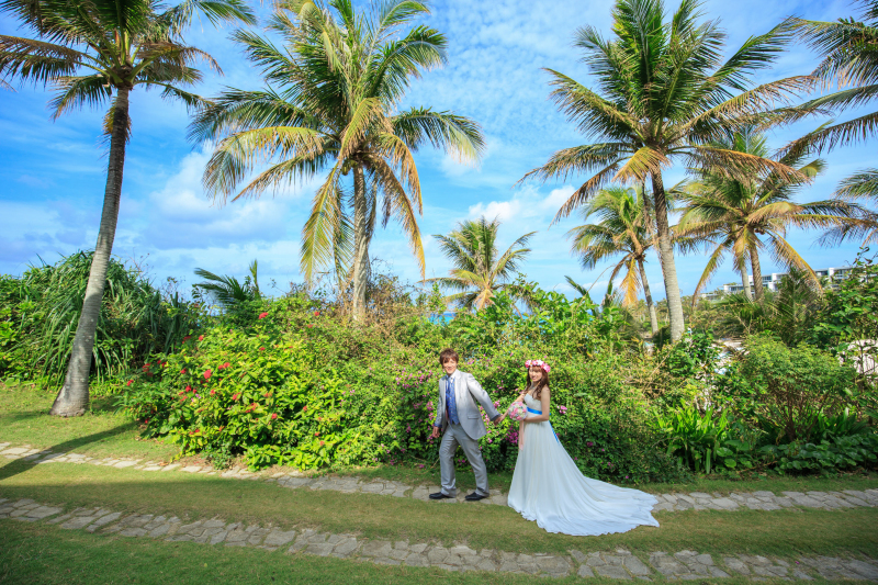 ヤシの木と沖縄のグリーンに囲まれて