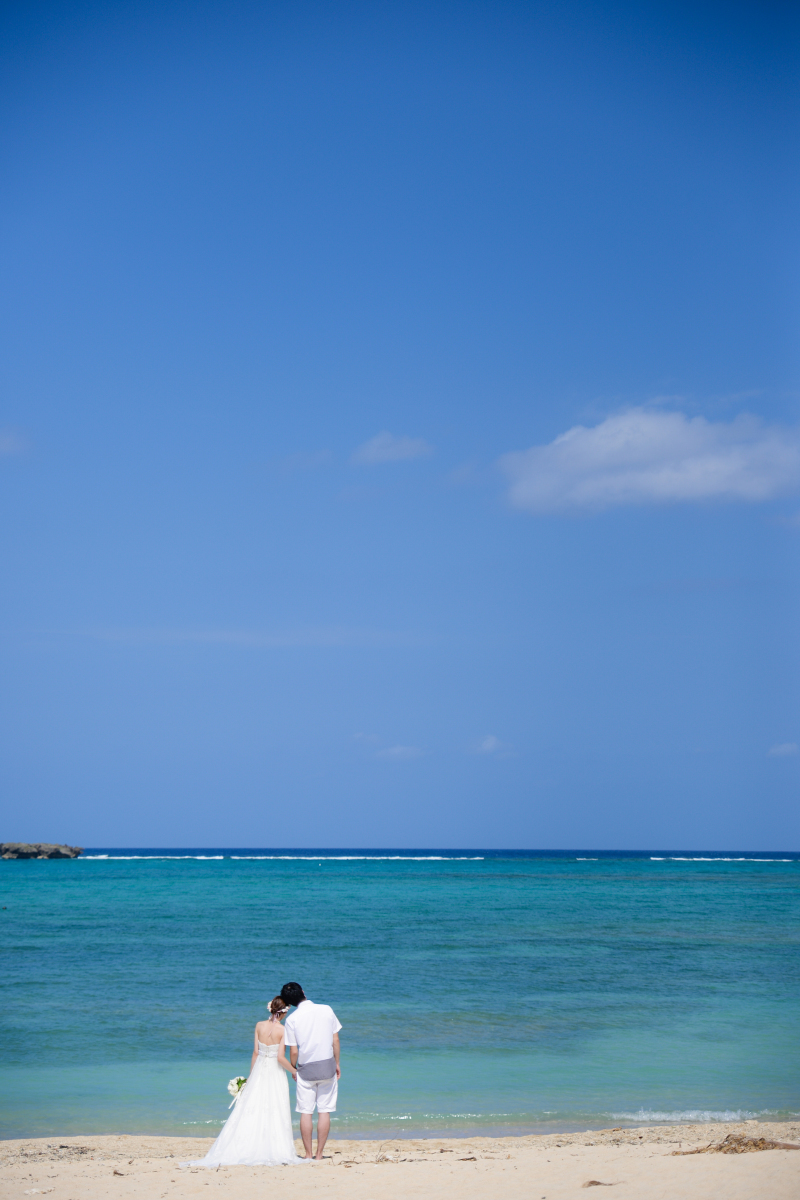 海を見つめるバックショット