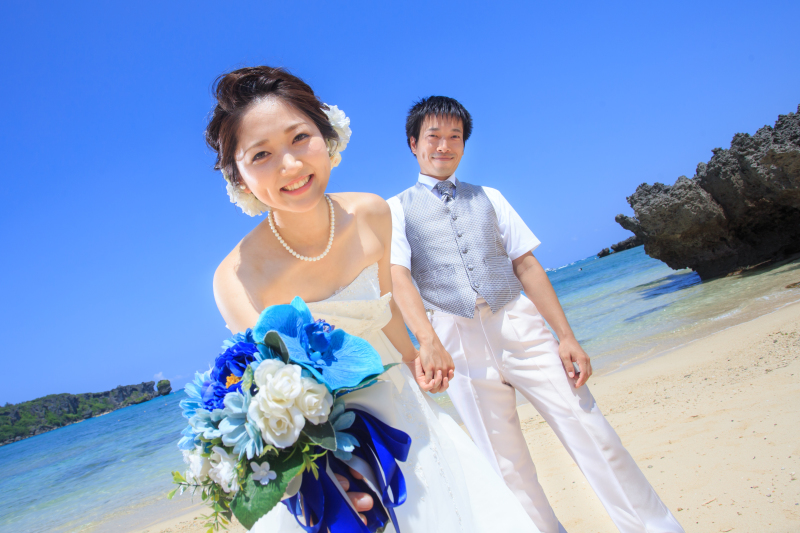 青の世界で笑顔のショット