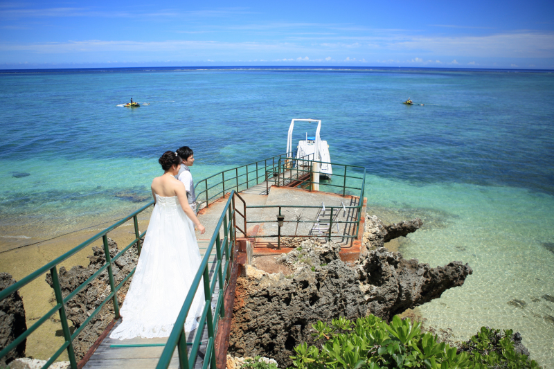 エメラルドグリーンの海を見下ろして