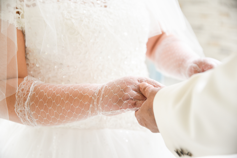 手を取り合って、誓いのシーン