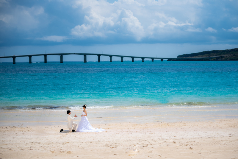 広がる海をバックに