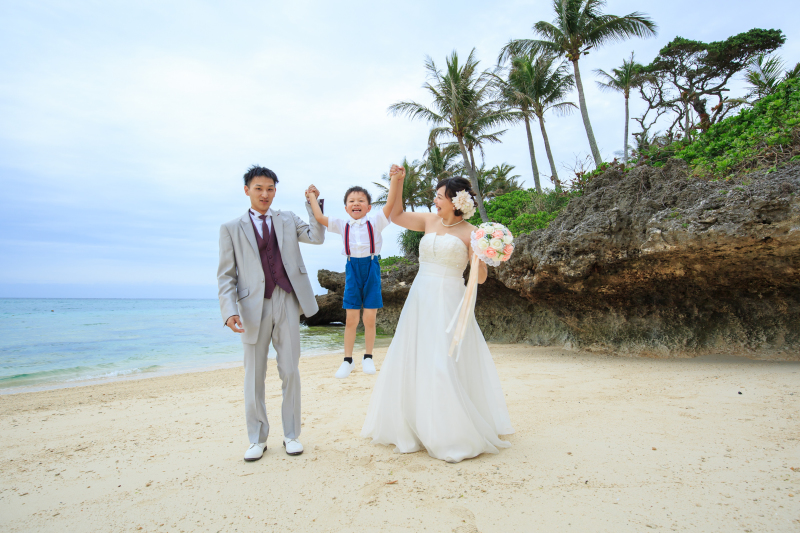 家族一緒にビーチで笑顔