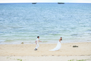 ビーチで追いかけっこ