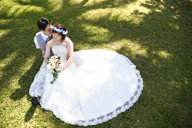 ドレスレースが緑に広がって