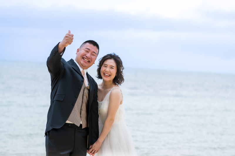 曇り空でまぶしい笑顔