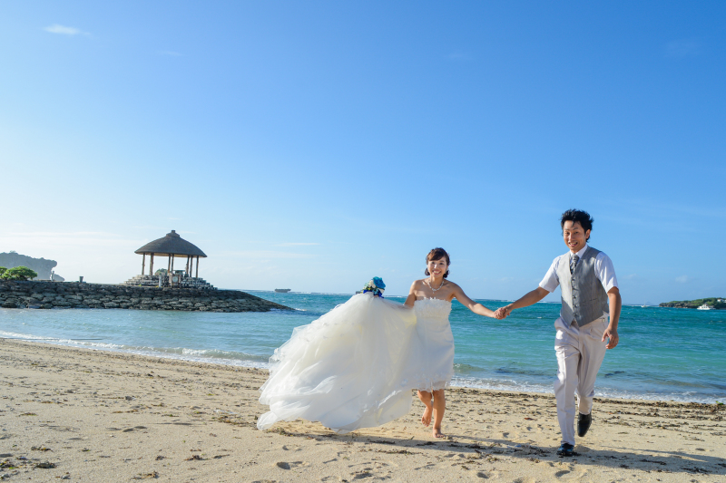 裸足でビーチを駆けて