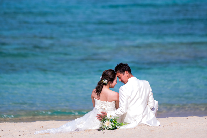 ビーチに座って