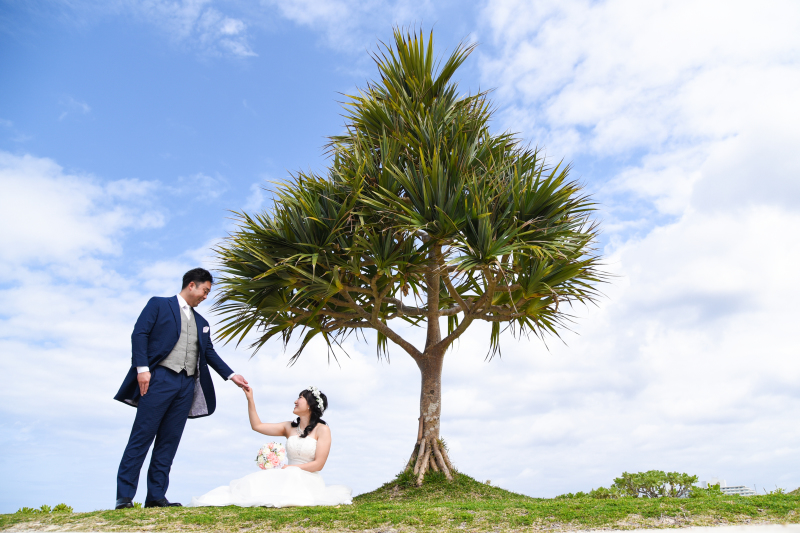 青と緑の自然の中、手を差しのべて