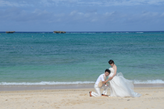 沖縄の真っ青な海でマタニティフォト