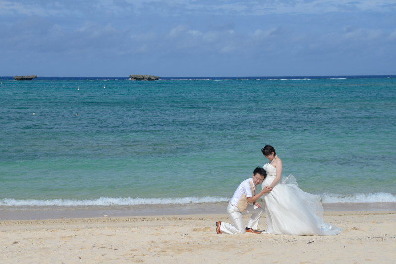 沖縄の真っ青な海でマタニティフォト