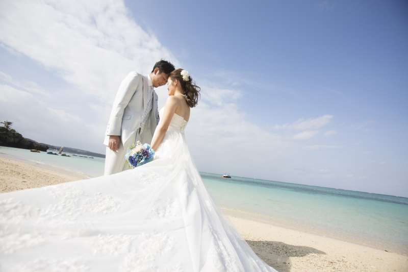 ドレスをなびかせて