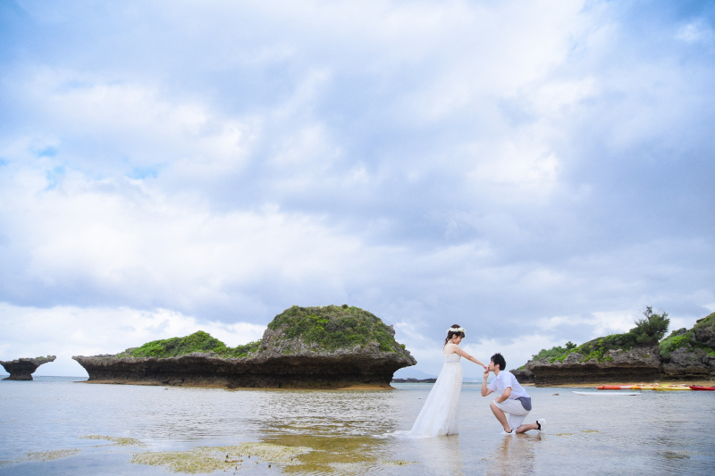 水辺でのロマンティックシーン