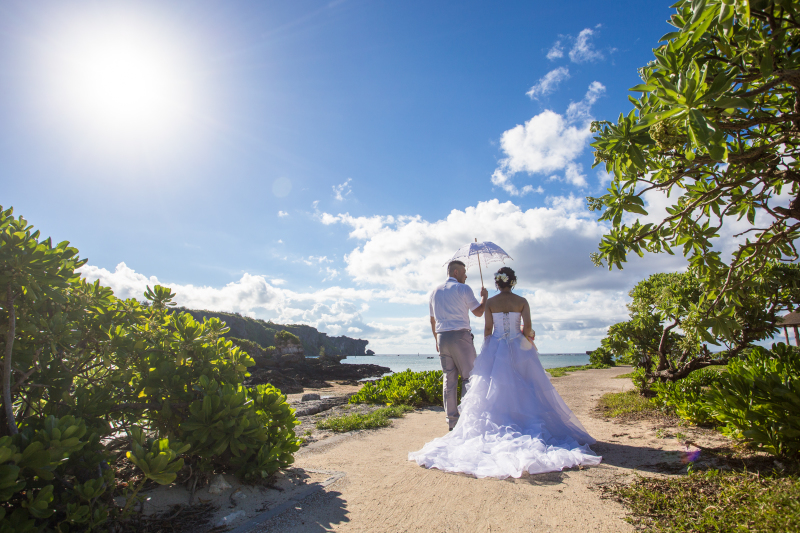 海に向かうバックショット