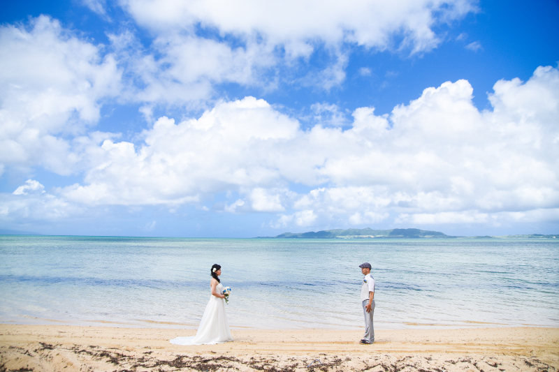 広がる海とビーチにふたり