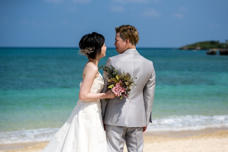 はにかむように